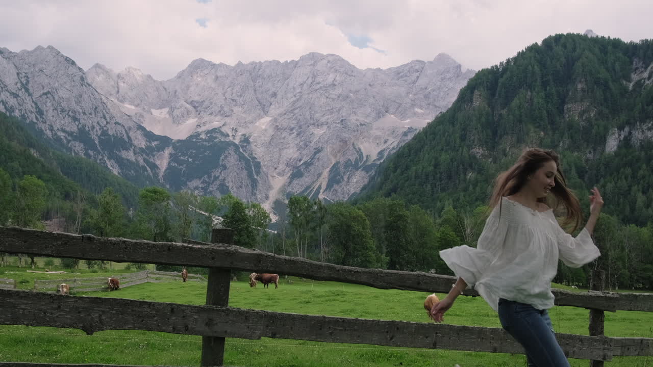 женщина, гуляющая в австрийских альпах.