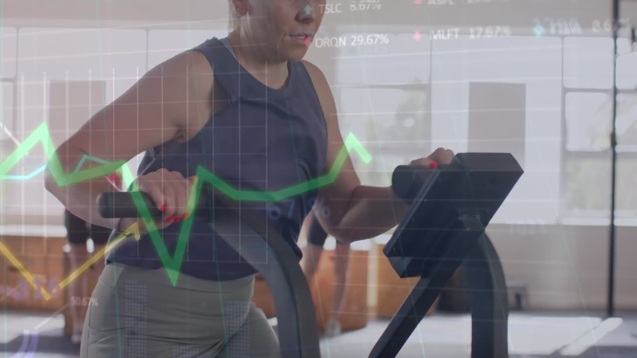 animación de los datos en el gráfico sobre la mujer caucásica entrenamiento cruzado en elíptico en el gimnasio