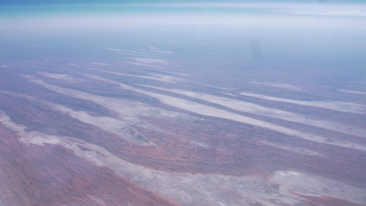 vista del paisaje desde la ventana del avión en vuelo desde australia a singapur