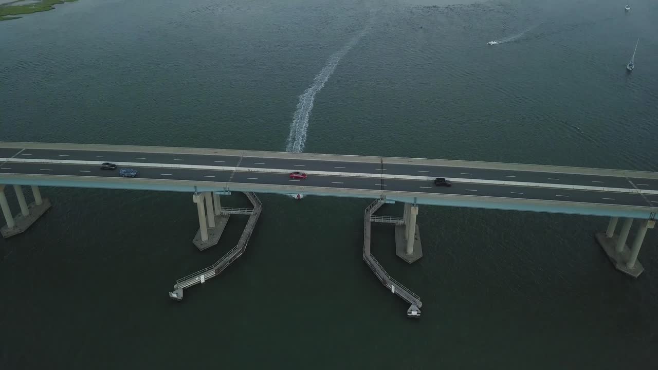 다리를 돌아다니는 배의 드론