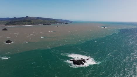 vista aérea de aviones no tripulados del océano pacífico en el noroeste del pacífico
