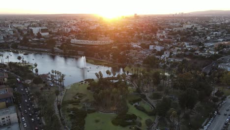 echo park lake met uitzicht op het centrum van los angeles