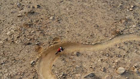 ciclista de montaña macho adulto montando cuesta abajo enduro en el sendero de ciclismo de montaña al taween de fujairah, emiratos árabes unidos