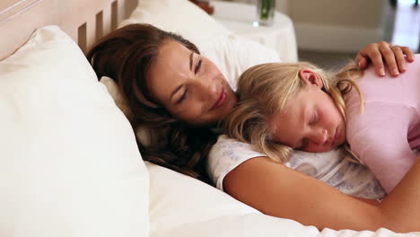 Madre-E-Hija-Durmiendo-Juntas-En-La-Cama