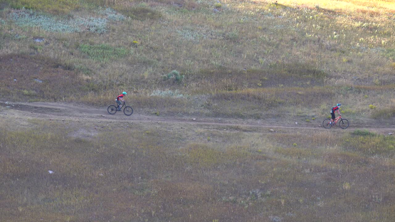 ciclistas de montaña montando en las montañas de colorado