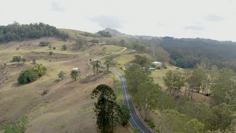 Malerische-Kurvenreiche-Straße-über-Die-Hügel-In-Der-Region-Sunshine-Coast,-Queensland,-Australien