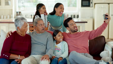 Familia,-Selfie-Cómico-Y-Abuelos