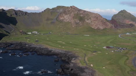 vestmannaeyja 高爾夫球俱樂部的球場在 vestmannaeyjar 火山島,空中