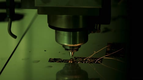 CNC-Laserschneiden-Von-Metall,-Moderne-Industrietechnologie.