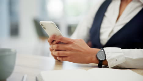 mujer usando teléfono inteligente en el escritorio