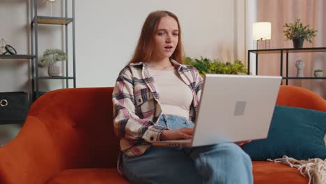 mujer joven triste usar computadora portátil pc navegación, pierde sorprenderse de repente malos resultados de la lotería
