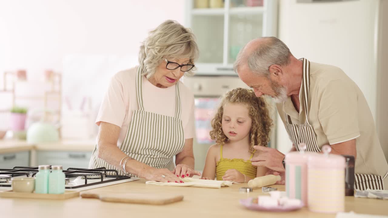 Nonni e nipote che cucinano insieme in cucina
