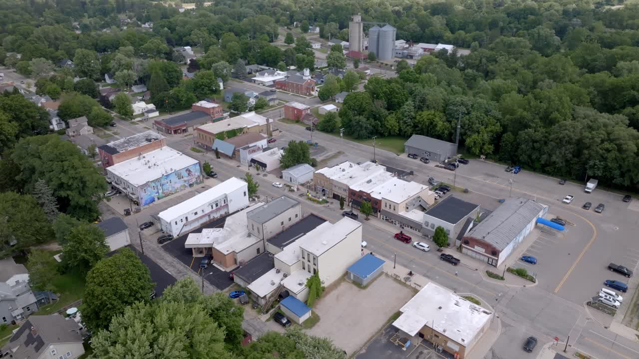 Leslie, Michigan sentrum med dronevideo som beveger seg i en sirkel