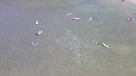 Toma-Aérea-De-Arriba-Hacia-Abajo-Que-Muestra-A-Un-Grupo-De-Kayakistas-En-Canoa-En-El-Océano-Durante-El-Día-Soleado