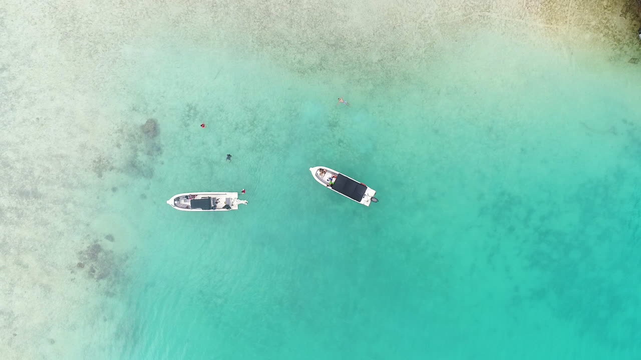 saque la toma superior aérea de lanchas rápidas en un agua de mar clara en palawan, filipinas