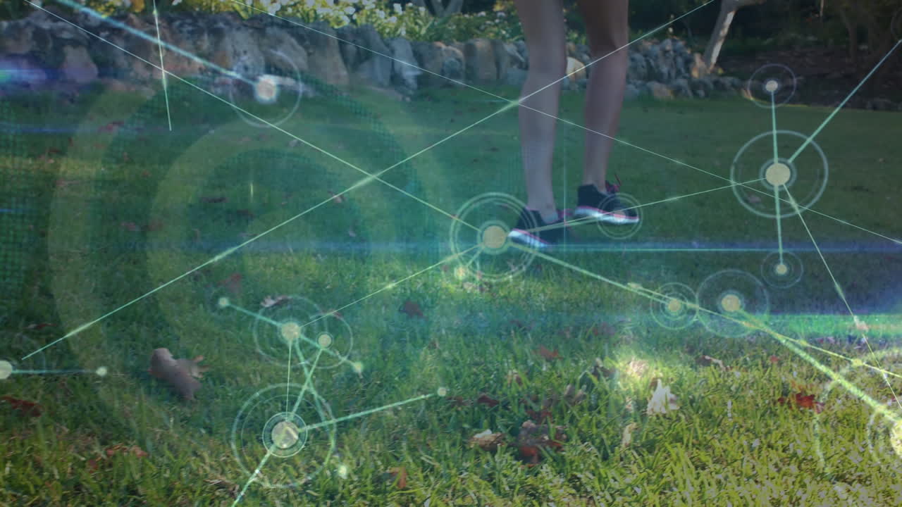 Animazione di una rete di connessioni con icone, su una donna caucasica che corre.