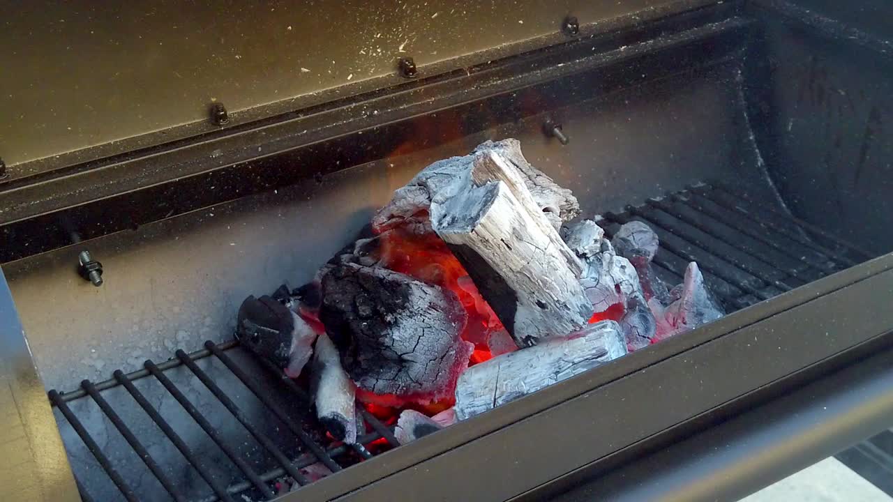 여름 바비큐를 위한 숯불 준비