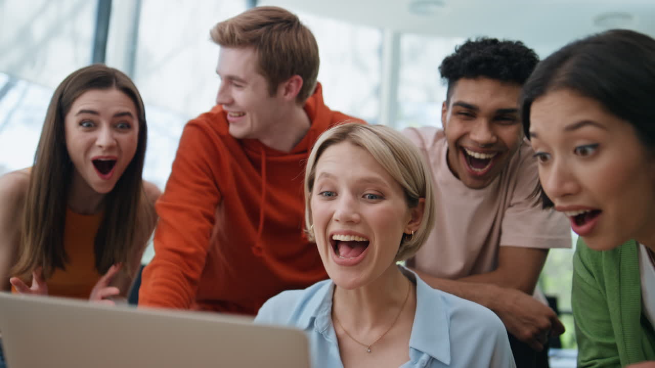 우승팀이 노트북 작업장 클로즈업에서 성공을 축하하고 있습니다.