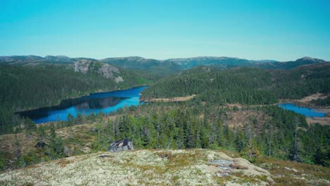 Ein-Blick-Auf-Kleine-Seen-In-Den-Waldhügeln-Norwegens