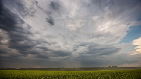 Hermoso-Lapso-De-Tiempo-Cinematográfico-De-Nubes-Malhumoradas-Sobre-Un-Vasto-Campo-Abierto