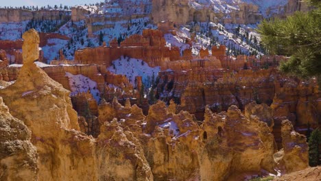 Formación-De-Rocas-Rojas-Y-Anaranjadas-Y-Nieve-Cerca-De-Bryce-Canyon-En-El-Sur-De-Utah