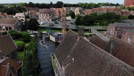 Drohnenaufnahmen-Der-Stadt-Brügge-An-Einem-Geschäftigen-Sommertag