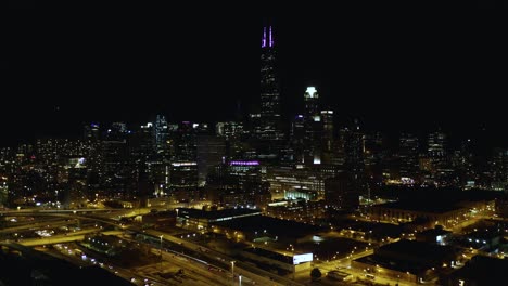 Chicago-Por-La-Noche.-Toma-Aérea-De-Establecimiento