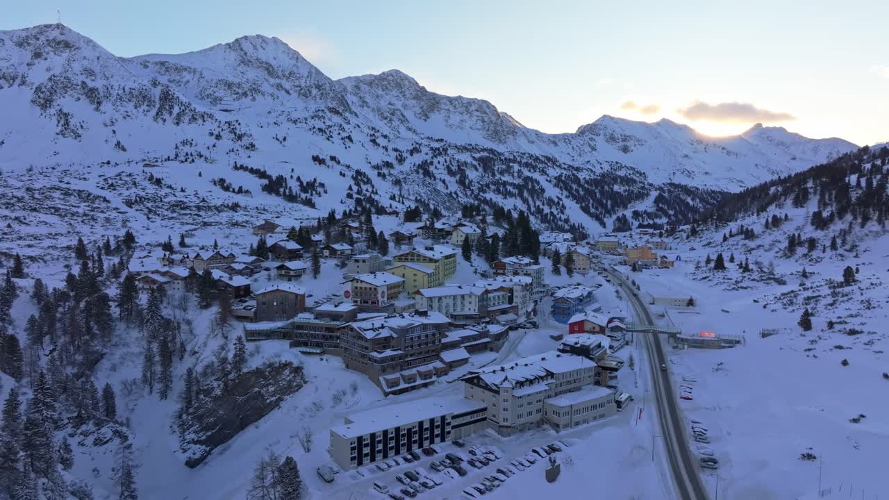 Obertauern kış köyünün donmuş dağ evleri üzerinde şafak ışığı