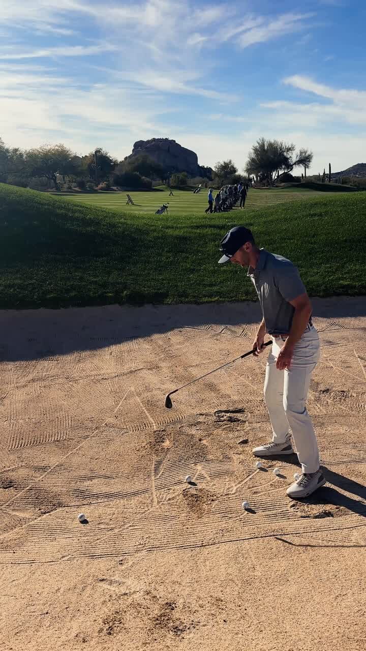Golfista colpisce due volte un colpo dal bunker proprio sopra la telecamera in un impianto di pratica in una grande trappola di sabbia, 4k verticale, giornata di sole, slow motion