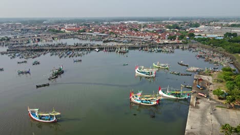 Der-Fischereihafen-Von-Muncar-Weist-Anzeichen-Schwerer-Verschmutzung-Auf,-Die-Sich-In-Verfärbungen-Zeigen