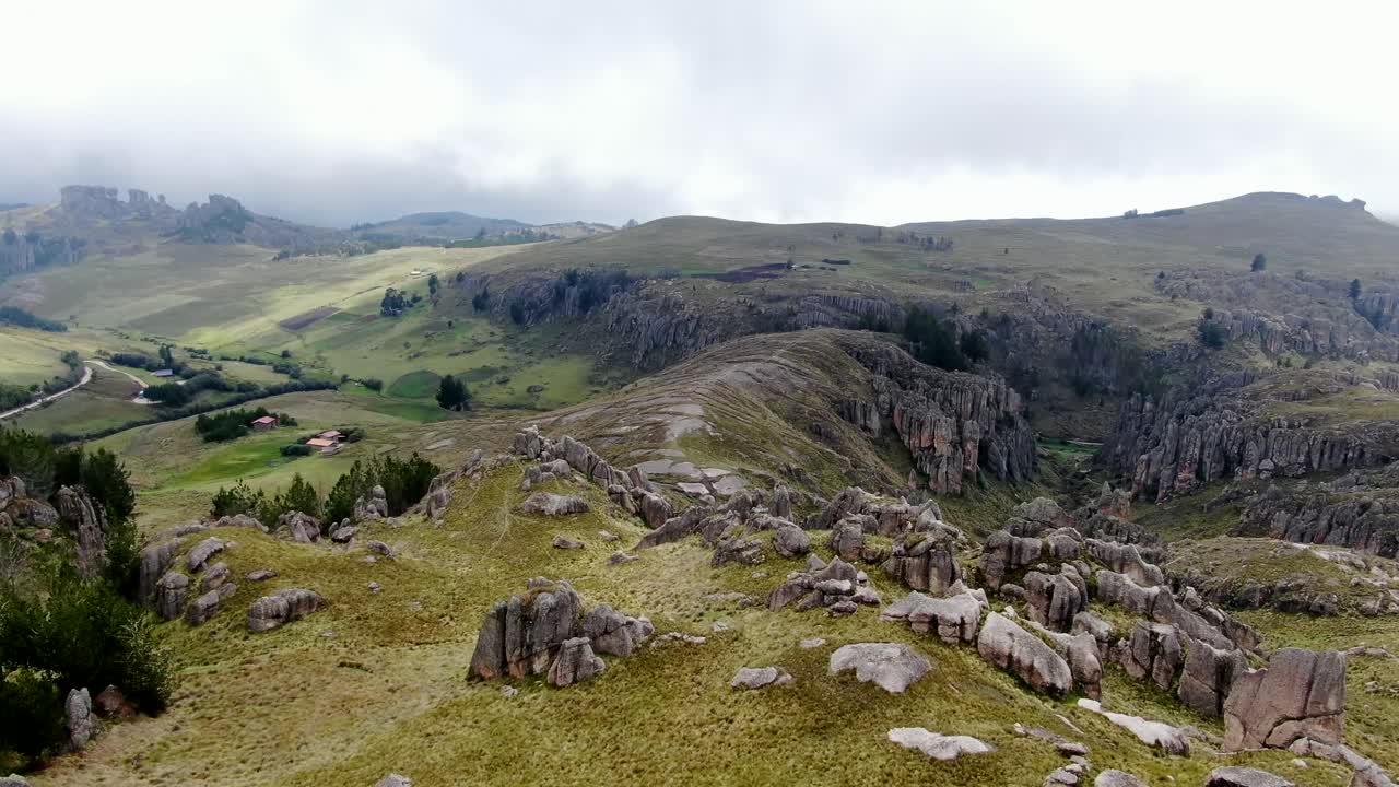 vista panorámica de la formación rocosa en colinas verdes en cumbemayo en la ciudad peruana de cajamarca