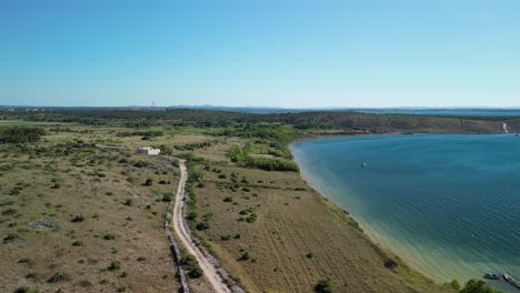 zona costera salvaje y hermosa en la región de zadar desde arriba
