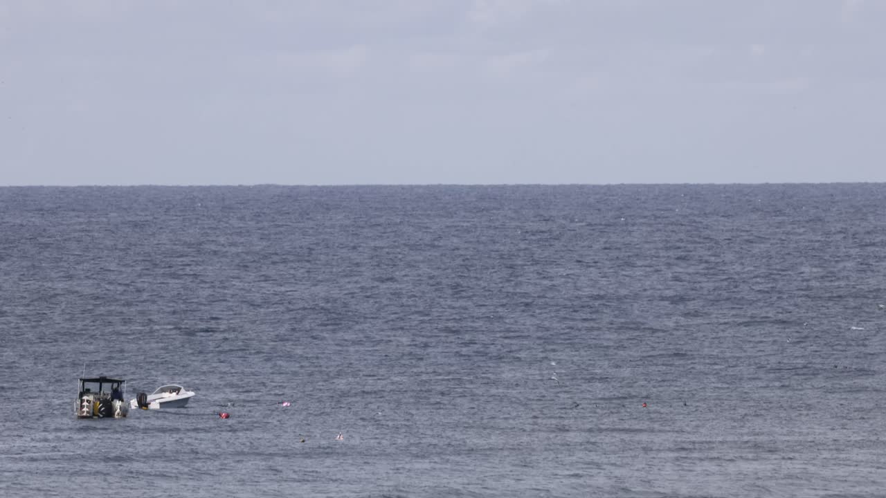 바다 를 가로질러 이동 하는 배 와 제트 스키