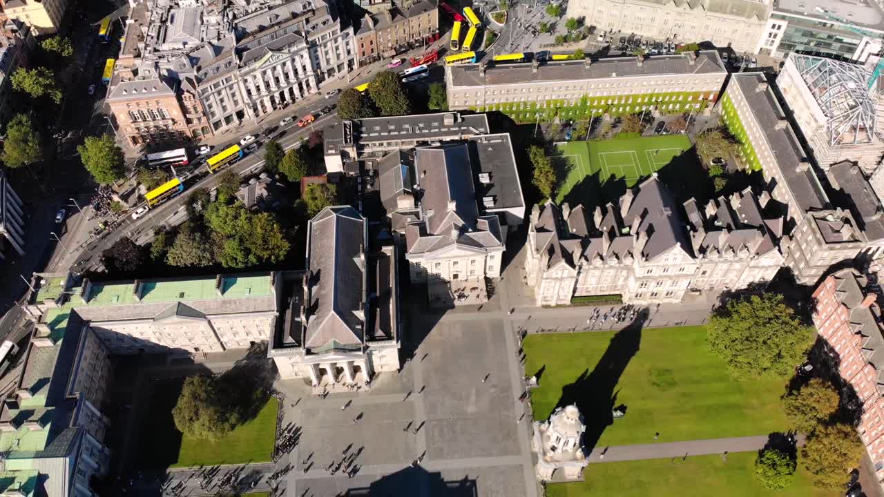 트리니티 칼리지 (trinity college) 는 항공기를 기울여 더블린 시내를 드러 ⁇ 니다.