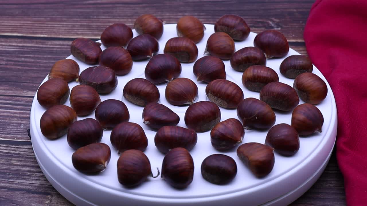 회전 테이블 위에서 회전하는 신선한 원시 캐스팅