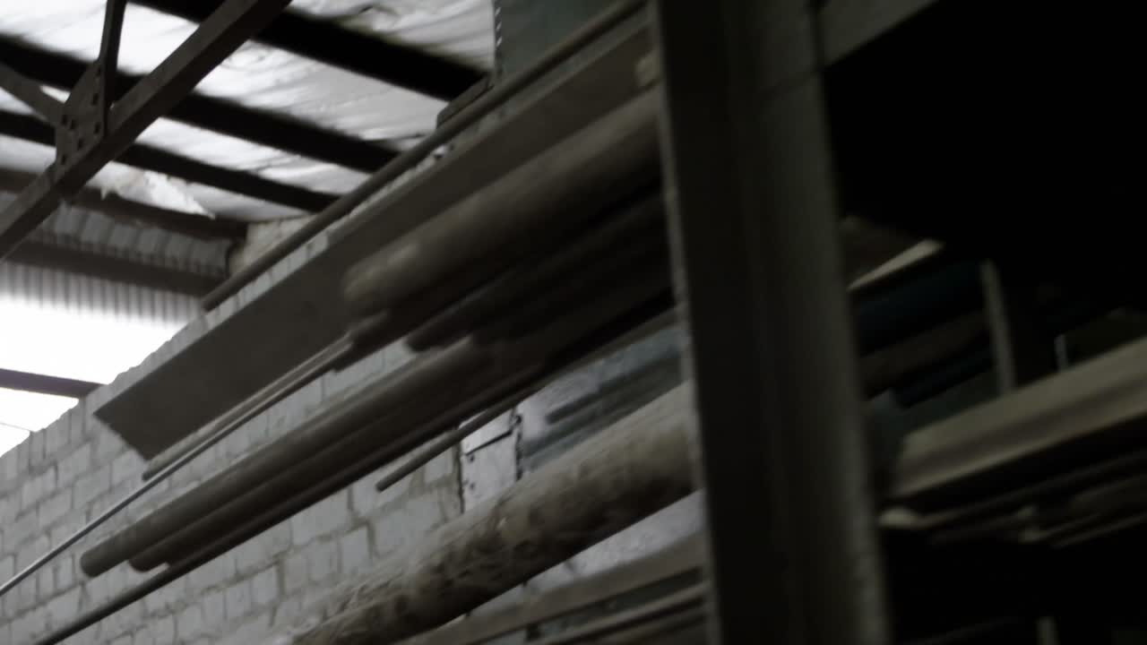 металлическое оборудование на полке в мастерской 4k