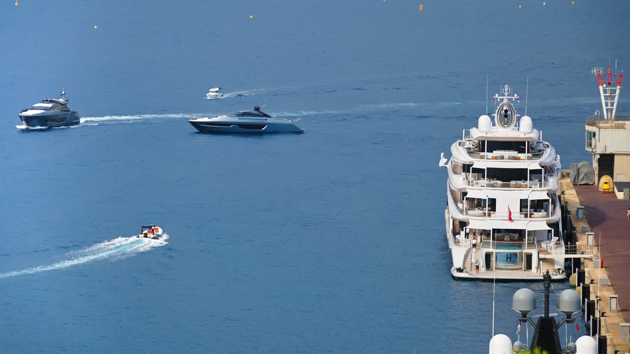 Barche che si muovono sul mare vicino al porto turistico di Monaco