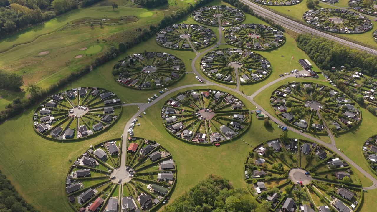 Højvinkelbillede af cirkulært samfund i Danmark, grønt design og gangbart liv.