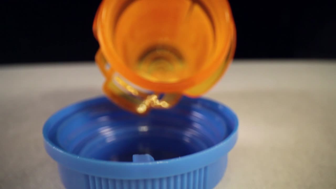 빈 병 뚜껑을 빠르게 지나서 처방약 병의 전체 길이로 밀어 넣습니다.