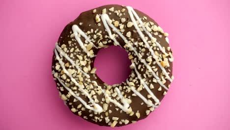 el donut glazado de primer plano.