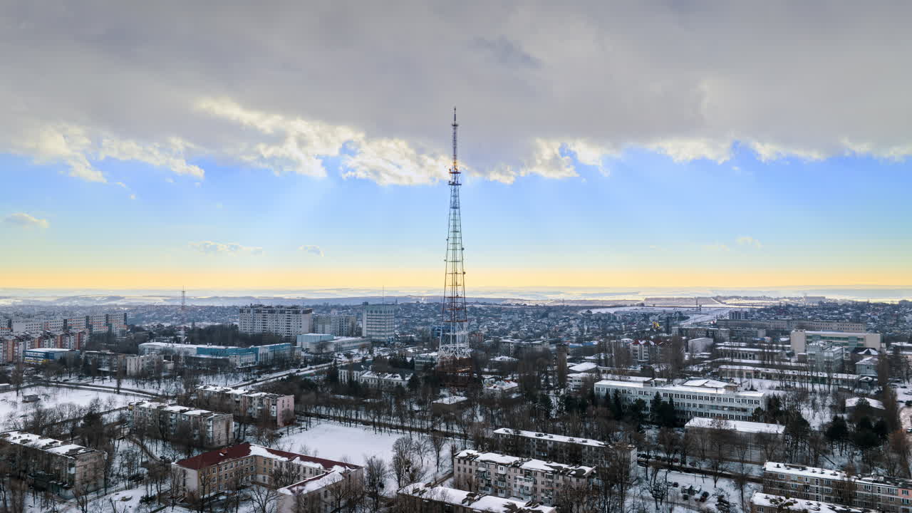 Hyperlapse timelapse aereo con drone della torre di trasmissione radio in pieno giorno. Terreno innevato a Chișinău, Moldavia