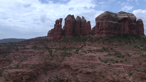 Destino-Turístico-De-La-Roca-De-La-Catedral-En-Sedona,-Arizona,-Vista-Panorámica-Aérea-En-Un-Día-Nublado