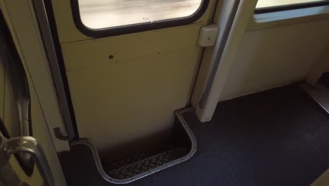 vista subjetiva de las escaleras de salida de un tren en movimiento en marruecos
