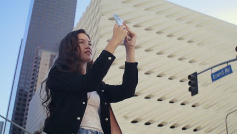 Chica-Turista-Hace-Fotos-En-La-Calle-En-Un-Teléfono-Inteligente.-Alegre-Mujer-Asiática-Toma-Una-Foto.