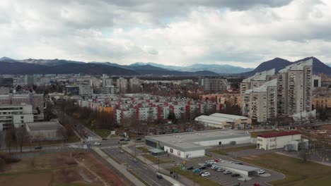 toma aérea elevándose por encima de la ciudad de ljubljana, la capital de eslovenia