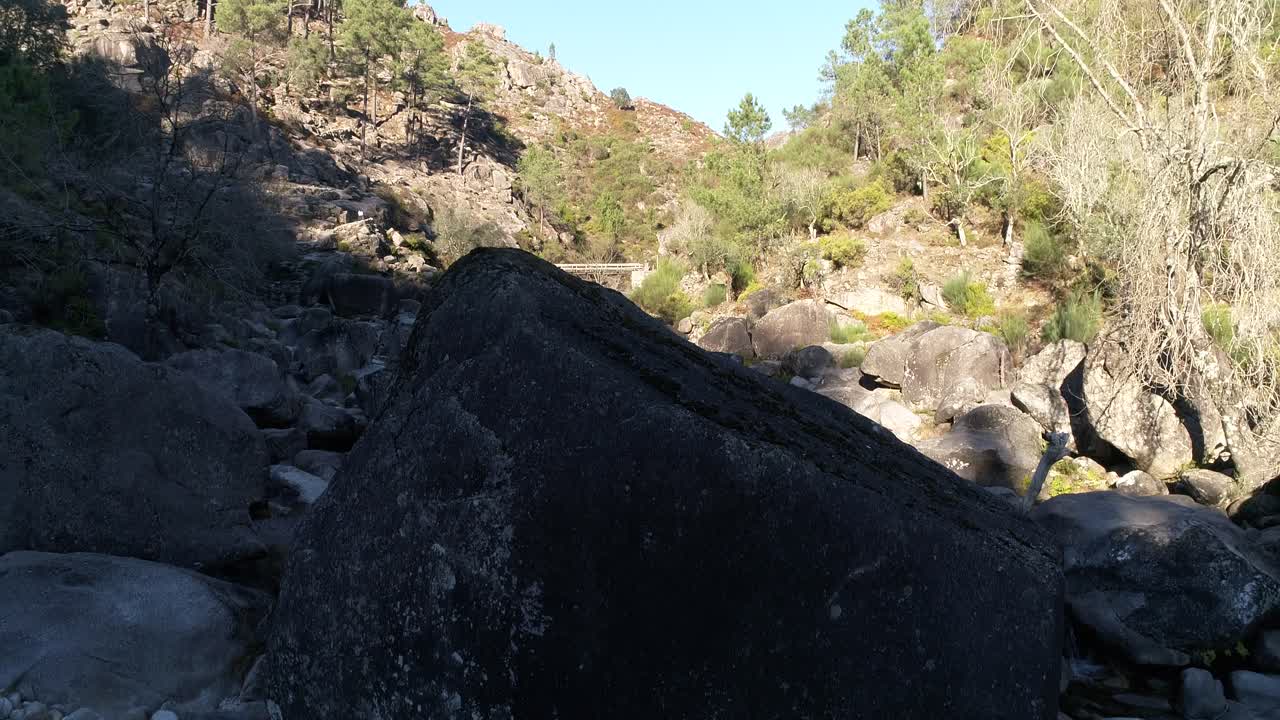 강 바위와 나무 조감도