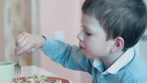 the child eats noodles with meat 1