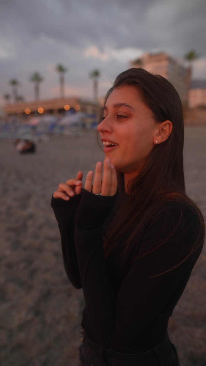 mujer en la playa al atardecer
