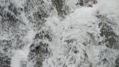 un primer plano de las cascadas de agua que fluyen por la cascada de goa rang rang en la isla de bali en indonesia