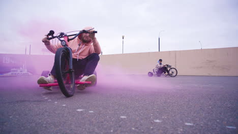 un emocionante paseo dinámico en triciclo con un hermoso efecto de humo rosado en un entorno urbano vibrante